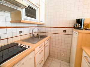 a small kitchen with a sink and a microwave at Appartement Tignes, 2 pièces, 6 personnes - FR-1-502-288 in Tignes