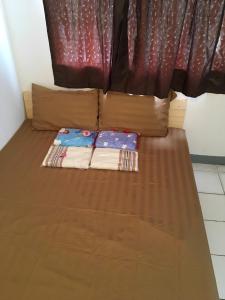 a bed in a room with a brown bedspread and a window at 5บีบี 5BB guest house in Bangkok +5 photos