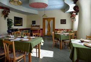 Reštaurácia alebo iné gastronomické zariadenie v ubytovaní Penzion Agrothermal