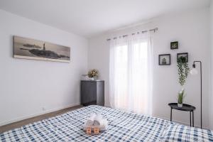 sypialnia z łóżkiem z niebiesko-białym kocem w obiekcie Sublime 71m Downtown And Near The Beach ! w mieście Le Lavandou +4 zdjęcia