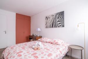 Posteľ alebo postele v izbe v ubytovaní Sublime 71m Downtown And Near The Beach !