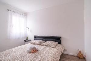 Posteľ alebo postele v izbe v ubytovaní Sublime 71m Downtown And Near The Beach !
