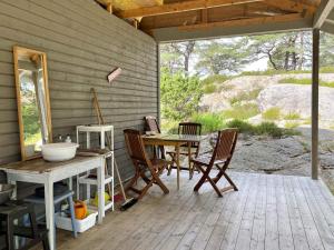 eine Terrasse mit einem Tisch und Stühlen auf einer Terrasse in der Unterkunft Holiday home UDDEVALLA XXVIII in Uddevalla