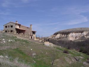 een huis aan de zijkant van een heuvel bij La Tejada del Valle in Valle de San Pedro