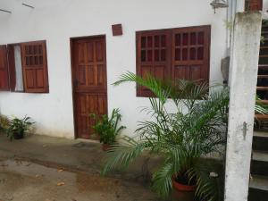 dos puertas y plantas frente a un edificio en Casa da Jaca 02, en Itacaré