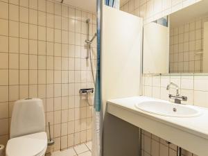 Koupelna v ubytování Holiday home Rudkøbing XIX + 37 fotografií
