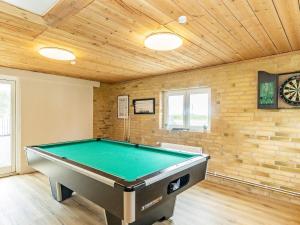 Bàn bi-da tại 10 person holiday home in Vestervig-By Traum