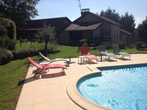 Bazén v ubytování Le gîte du mas avec piscine nebo v jeho okolí