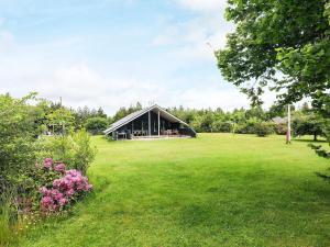 Κήπος έξω από το 8 person holiday home in Højslev-By Traum