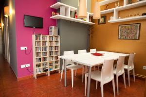 een eetkamer met een witte tafel en stoelen bij Holiday home La casa azul in Barcelona