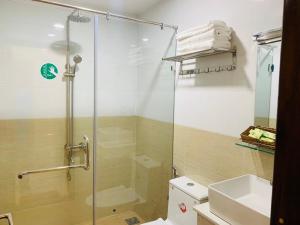 W łazience znajduje się prysznic, toaleta i umywalka. w obiekcie GREEN PARK 2 HOTEL w mieście Quy Nhơn