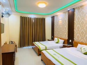 pokój hotelowy z 2 łóżkami i oknem w obiekcie GREEN PARK 2 HOTEL w mieście Quy Nhơn