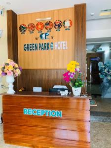 recepcja hotelu Green Park z kwiatami w obiekcie GREEN PARK 2 HOTEL w mieście Quy Nhơn