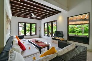 a living room with a couch and a tv at Villa Altamera in Umeanyar