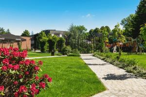 Ein Garten an der Unterkunft FOLGA - Hotel, Restauracja, Browar, SPA