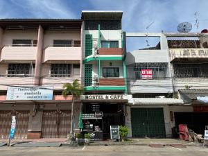 ein Gebäude mit einer Uhr darüber in der Unterkunft Hybrit hostel&cafe in Hat Yai