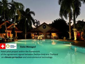 Bazén v ubytování The Pace Phuket Boutique Resort nebo v jeho okolí