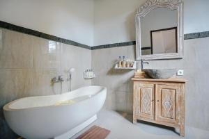Ein Badezimmer in der Unterkunft Sitala Suite