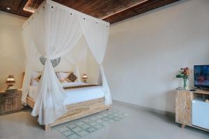 Ein Bett oder Betten in einem Zimmer der Unterkunft Sitala Suite