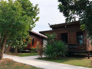 Ban Bang Khamเพชรพิชชารีสอร์ท的前面有一条小路的木屋