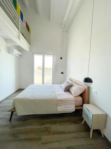 ein Schlafzimmer mit einem großen Bett und einem Fenster in der Unterkunft Casa moderna per vacanze rilassanti in San Martino in Fiume