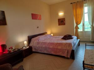 sypialnia z łóżkiem i oknem w obiekcie AGRITURISMO CINQUE CAMINI w mieście San Marzano Oliveto