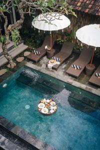Der Swimmingpool an oder in der Nähe von Sitala Suite
