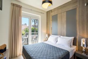 pokój hotelowy z łóżkiem i balkonem w obiekcie Elia Residences w Chanii