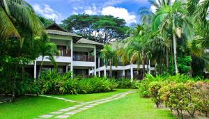 un complejo con palmeras y un camino en Mines Beach Resort Hotel en Seri Kembangan