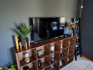 a flat screen tv sitting on top of a entertainment center at Boh- House in Graskop