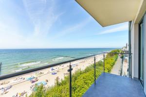 balkon z widokiem na plażę w obiekcie Apartamenty Na Klifie w mieście Ustronie Morskie