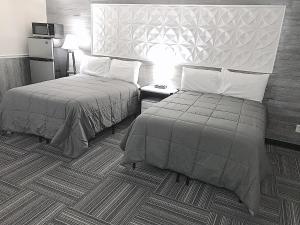 Säng eller sängar i ett rum på Buoy 16 Motel by the Beach