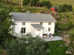 uma vista aérea de uma casa branca com um pátio em Vettingstua, beautiful house down by the sea. em Gravdal