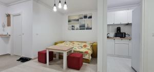 - un salon avec une table et un canapé dans l'établissement Studio spațios,intim+ loc parcare propriu,vedere panoramică,utilat de lux, à Bucarest