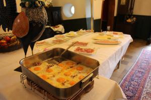 ein Buffet mit Speisen auf einem Tisch mit Buffet in der Unterkunft Hotel Altes Rittergut in Sehnde