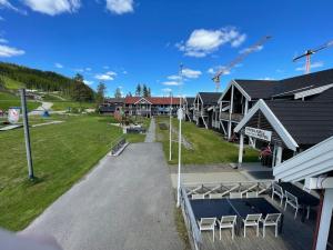 eine Luftansicht eines Gebäudes mit Tischen und Stühlen in der Unterkunft Trysilfjell Apartment Hotel in Trysil