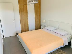 una camera da letto con un grande letto con due cuscini di Fisherman's apartment a Premantura
