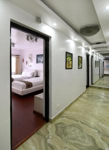 Rúm í herbergi á Hotel M Square Pvt.Ltd