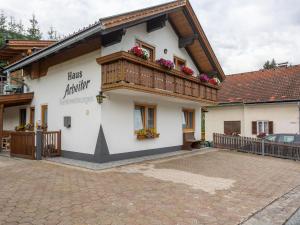 una casa con balcón en la parte superior en Apartment in Tr polach Carinthia with pool, en Tröpolach