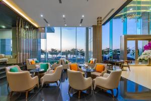 Area soggiorno di Le Sands Oceanfront Danang Hotel