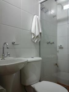 Bilik mandi di Hospedaria Lumo Domo Praça da Árvore +18 gambar