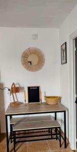 stół z lustrem na ścianie i stół z ławką w obiekcie Bohemian 2 bed Apartamento Amarillo w mieście Agua Amarga