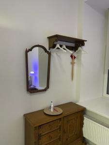 uma casa de banho com um espelho e uma cómoda em madeira em Riga Center Apartment in Old Town em Riga
