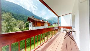 Elle comprend un balcon offrant une vue sur les montagnes. dans l'établissement Ferienwohnung Kathrin, à Huben