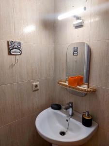 łazienka z białą umywalką i lustrem w obiekcie Bohemian 2 bed Apartamento Amarillo w mieście Agua Amarga