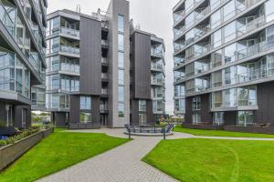 een park voor een groot appartementencomplex bij Meilės Uostas in Šventoji