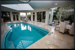 Πισίνα στο ή κοντά στο Sarovar Holidays