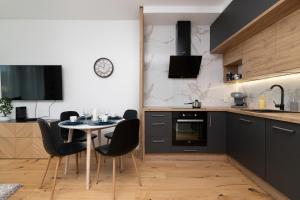 cocina con mesa y sillas en Apartament VESPA Beach Nearby by Renters, en Gdynia