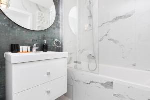 Kúpeľňa v ubytovaní Apartament VESPA Beach Nearby by Noclegi Renters + 18 fotografií