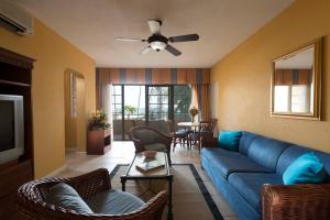 Uma área de estar em Divi Southwinds Beach Resort